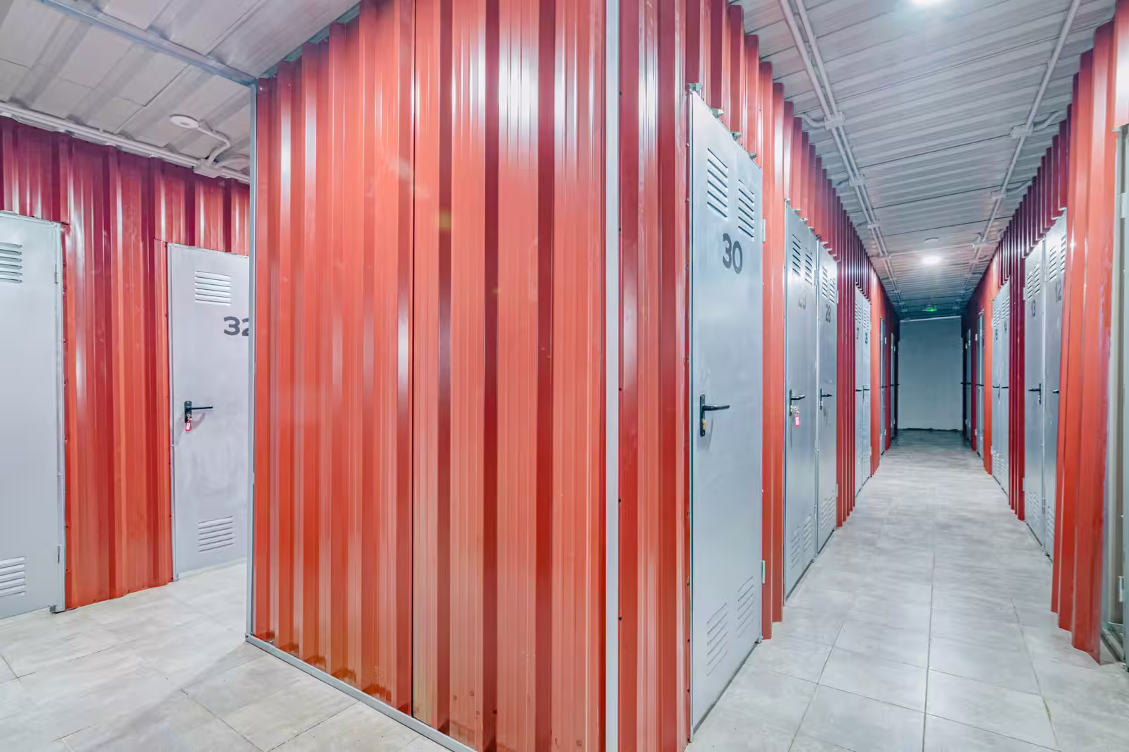 Pasillo interior con acceso cómodo a los trasteros